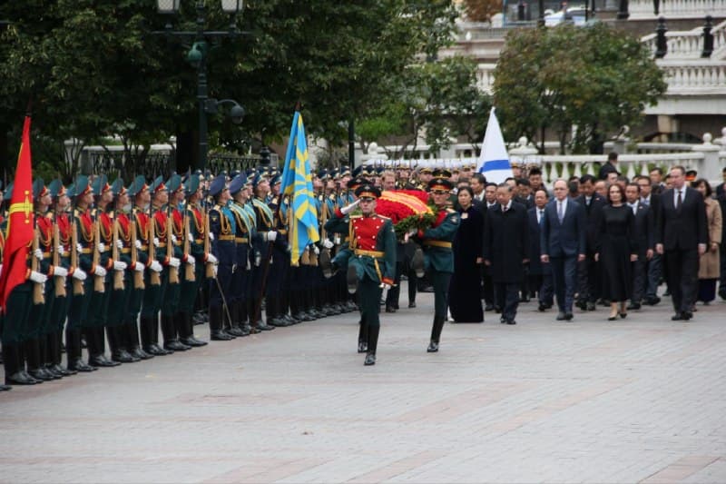 Президент Вьетнама возложил венок к Могиле Неизвестного Солдата
