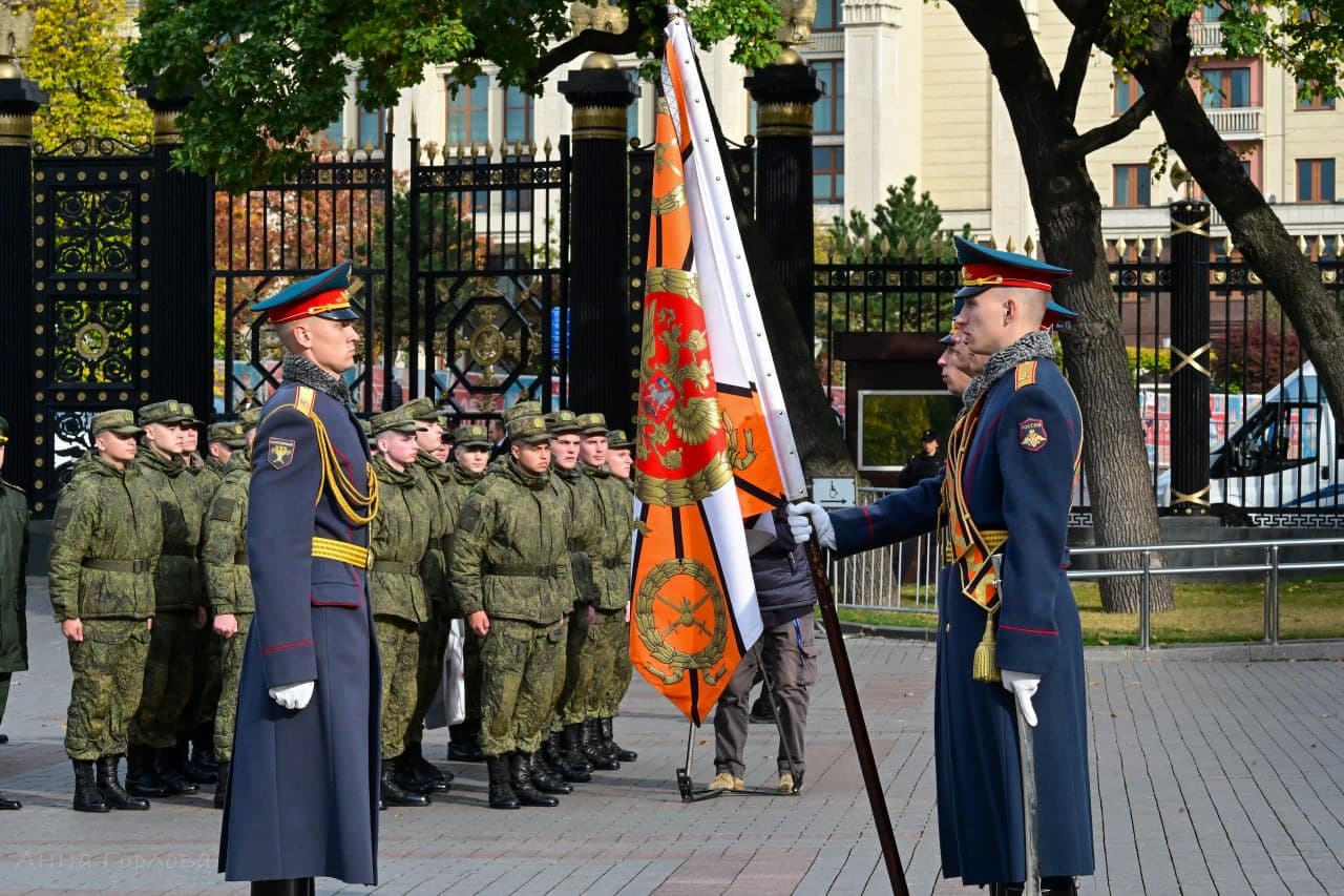В Александровском саду проводили в запас военнослужащих 154-го полка